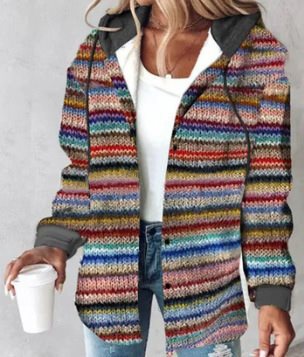 Bequeme Damenbekleidung: Karierte Kapuzenjacke für Damen. Modisch und warm für die kalte Saison.