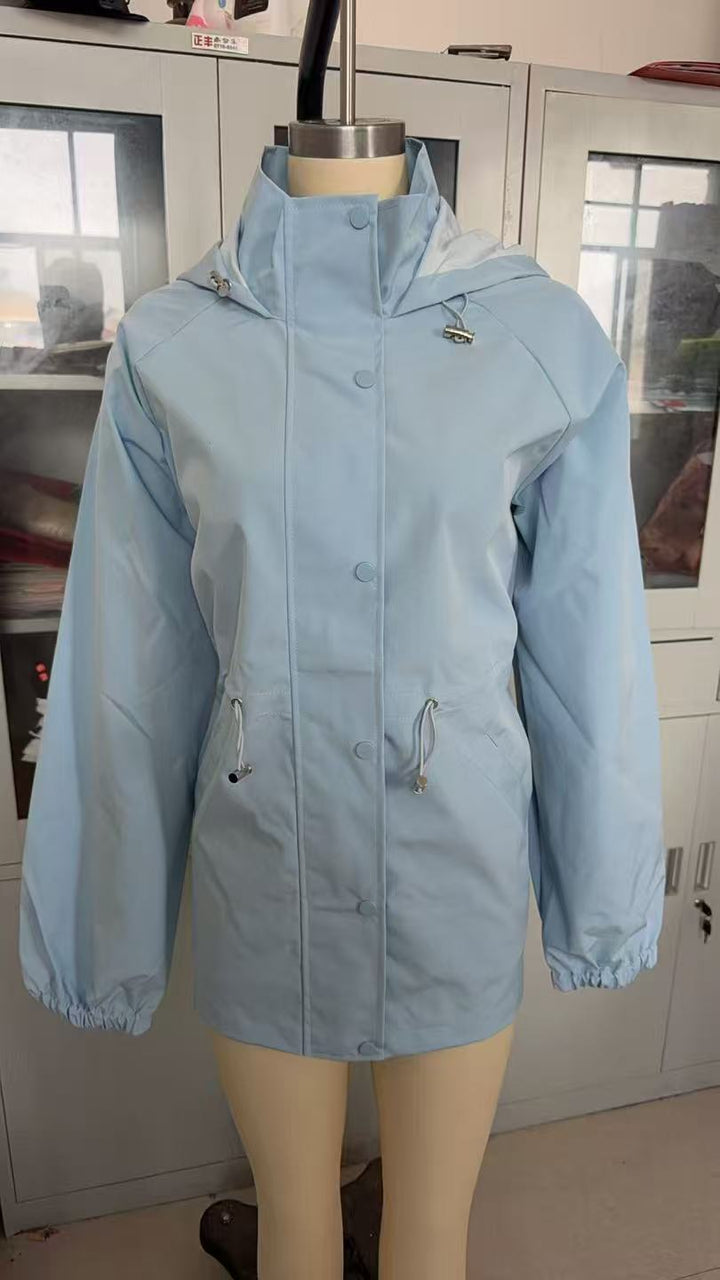 Perfekte Damen Outdoor-Jacke für jedes Abenteuer. Leicht, atmungsaktiv, wasserabweisend & stilvoll.