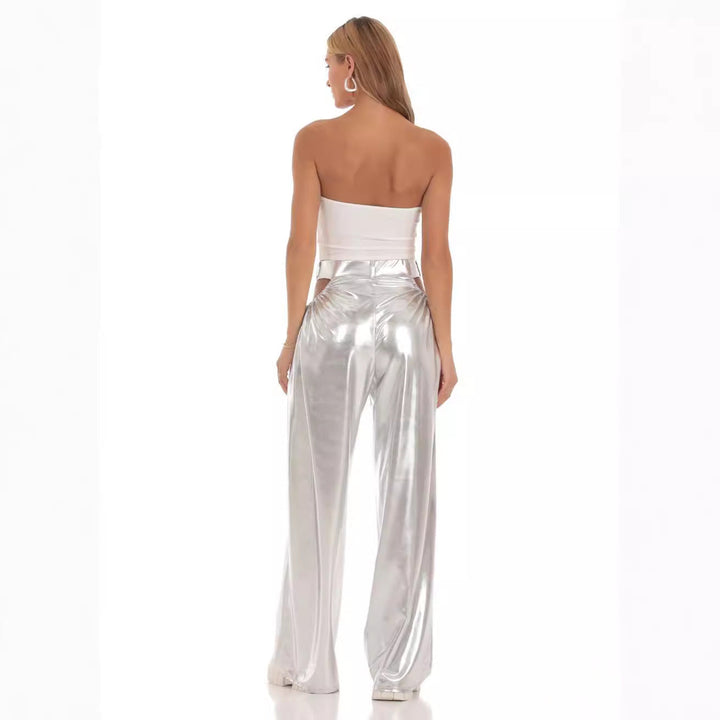 Bequeme High-Waist Baggy-Hose für Damen, glänzend mit Cut-Outs. Trendige Statementhose für einen stylischen Look.