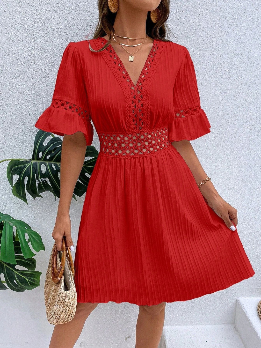 Knitterarmes Plissee Midikleid für Damen. Eleganter Spitzeneinsatz, V-Ausschnitt & Volantärmel. Perfekt für Urlaub.