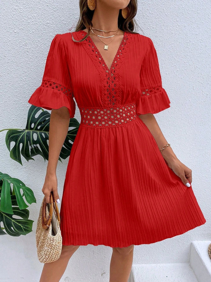 Knitterarmes Plissee Midikleid für Damen. Eleganter Spitzeneinsatz, V-Ausschnitt & Volantärmel. Perfekt für Urlaub.