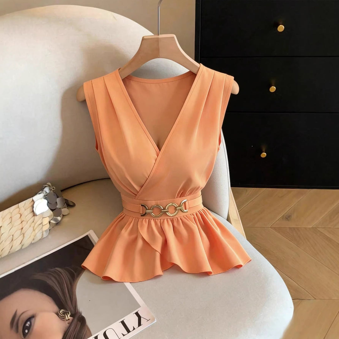 Elegantes, ärmelloses Damen Wickel-Top in leuchtendem Orange mit schmeichelhaftem Volant-Peplum und stilvollem Gürtel.