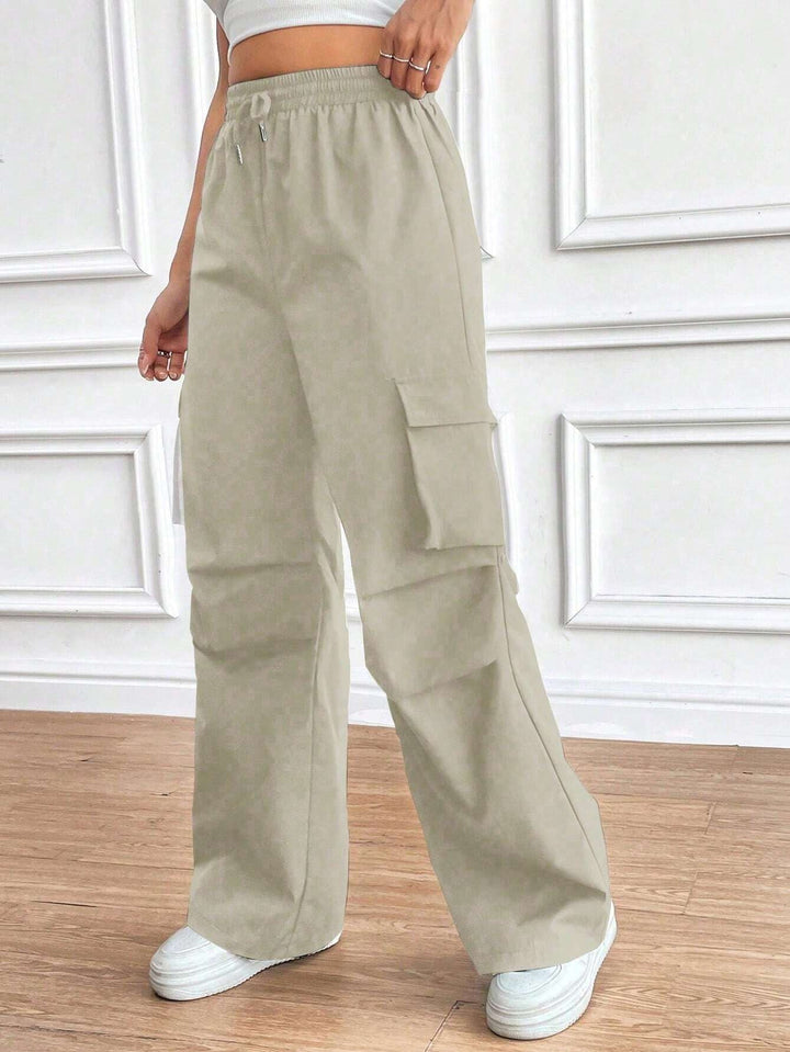 Detailansicht: Praktische Klappentaschen & bequemer Elastikbund der weiten Damen High-Waist Cargo-Hose.