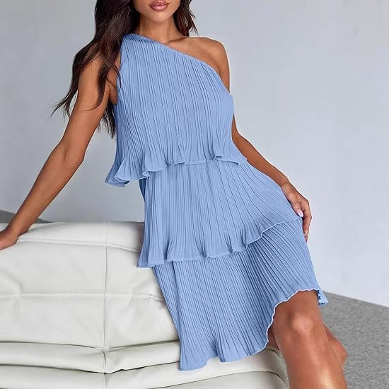 Detailaufnahme: Feine Plissees und Stufen des fließenden One-Shoulder Damenkleides. Hochwertiger Stoff.