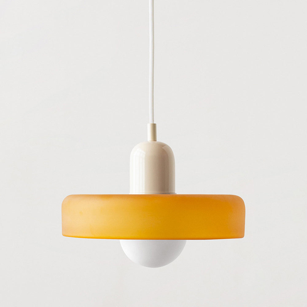 Dekorative Buntglas Pendelleuchte, farbenfroh. Glaslampe im modernen Design für Zuhause.