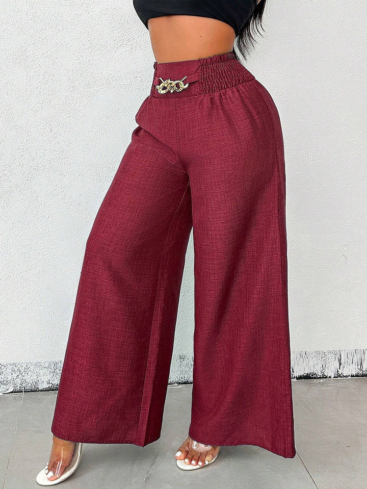 Stylische Damen-Culotte mit komfortablem Smokbund & eleganter Kettenapplikation. Vielseitige Sommerhose für jeden Anlass.
