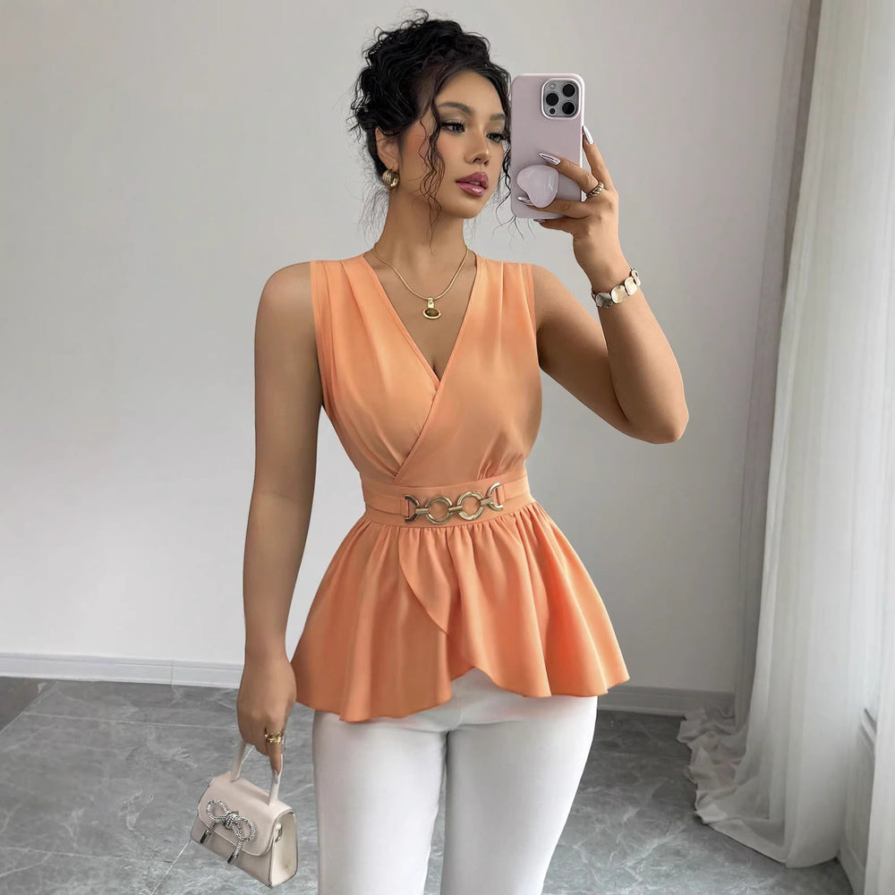 Orangefarbenes Damen Wickel-Top, ärmellos, mit stilvollem Volant-Peplum und elegantem Gürtel; ideal für Sommer.