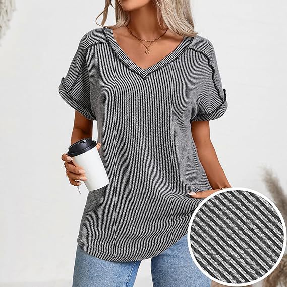 Vielseitiges Damen Basic Feinstricktop mit V-Ausschnitt und Rippstruktur für Freizeit und Büro.