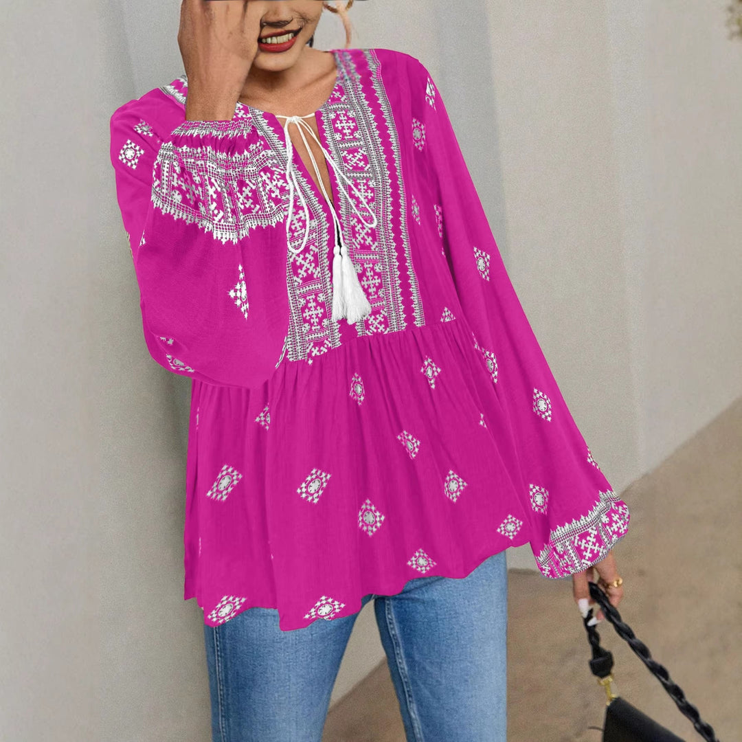 Bestickte Damen Tunika im Boho-Stil mit Quastendetails, Stufensaum. Elegant und bequem für warme Tage.