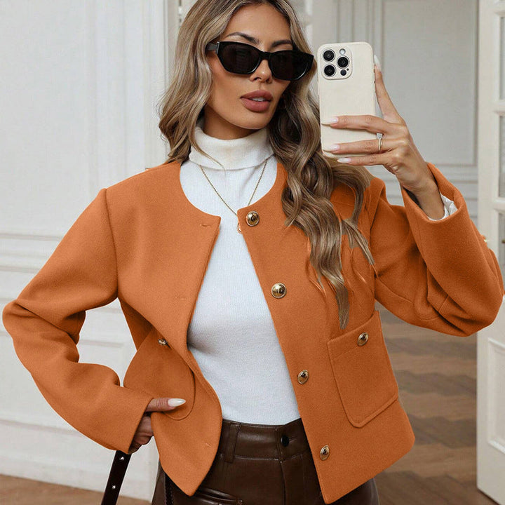 Modische Damen Kurzjacke mit eleganten Goldknöpfen, ideal für Business und Freizeit im Herbst.