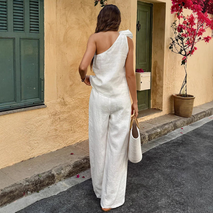 Moderner Sommerjumpsuit für Damen: Einschulterschnitt, dekorative Rosette, komfortables weites Bein.