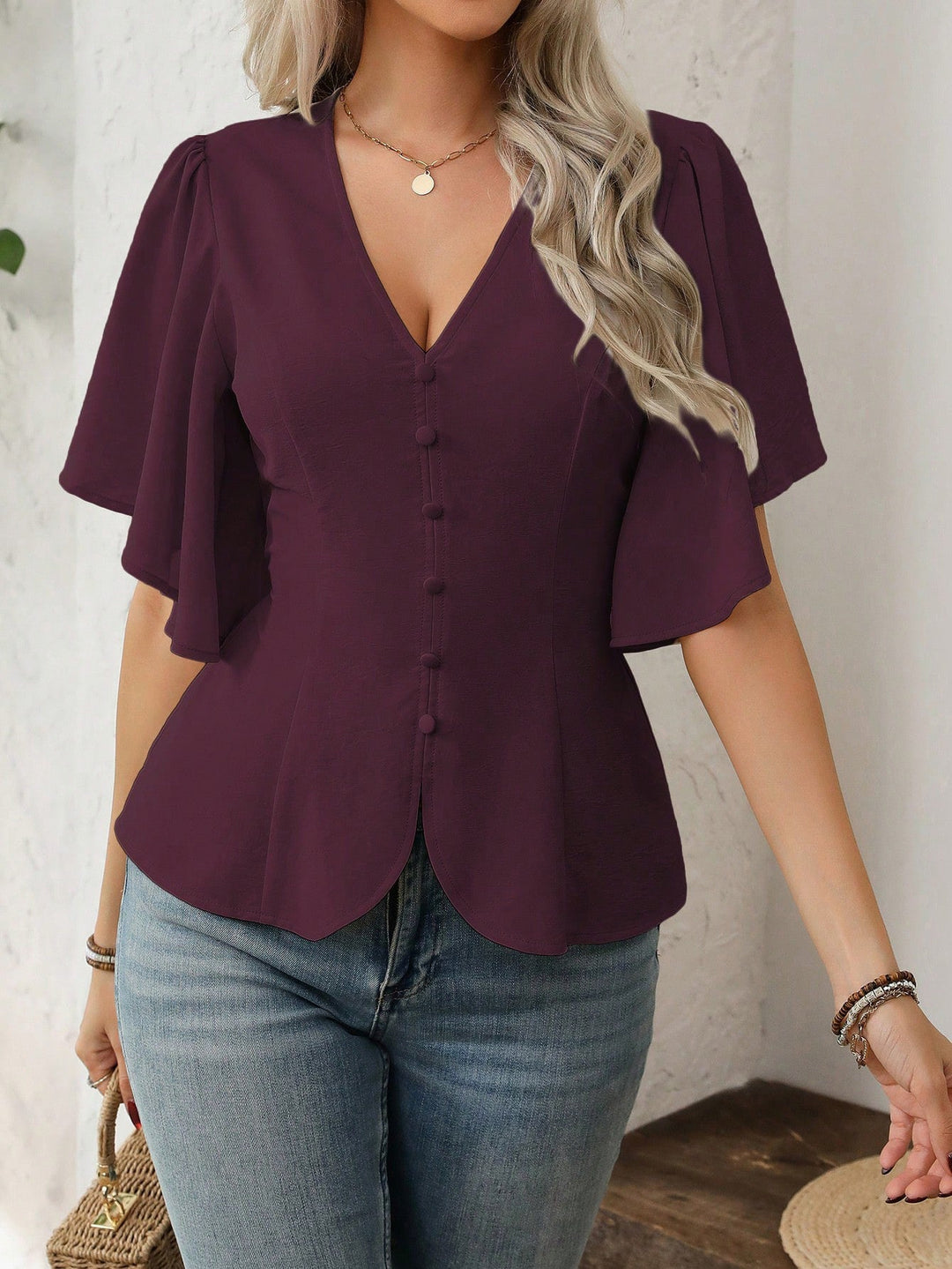 Vielseitige Damenbluse mit V-Ausschnitt, Schößchen & Volantärmeln. Eleganter Look für jede Gelegenheit.