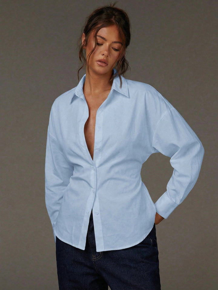 Damen Nadelstreifen Hemdbluse, detailliert mit klassischen Kragen und langen Ärmeln, chic und zeitlos.