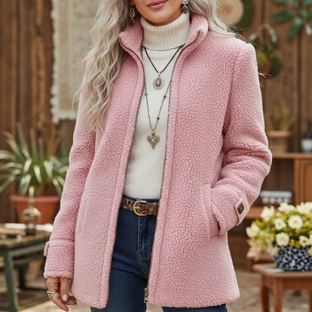 Kuschelige Damenjacke in Schwarz, weich & warm, perfekt als Oberteil für kalte Herbst- und Wintertage.