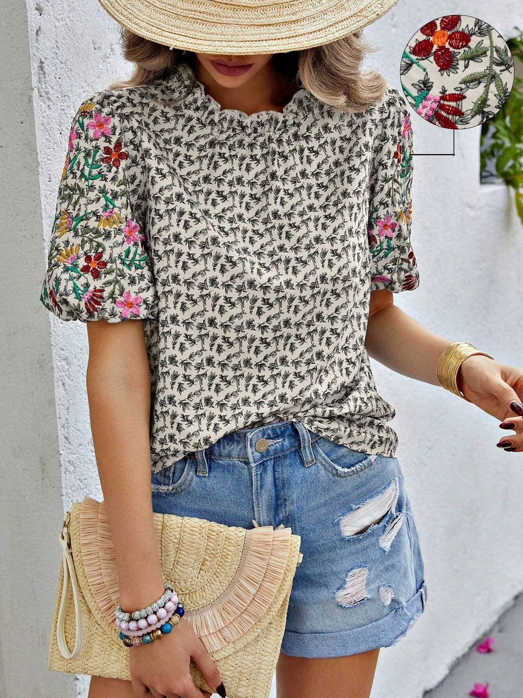 Freche geblümte Damenbluse mit kurzen Puffärmeln und gewelltem Ausschnitt, perfekt für den Casual-Look.