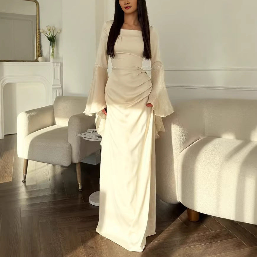 Elegantes Damen Abendkleid mit Quadrat-Ausschnitt und transparenten Glockenärmeln, perfekt für festliche Anlässe.