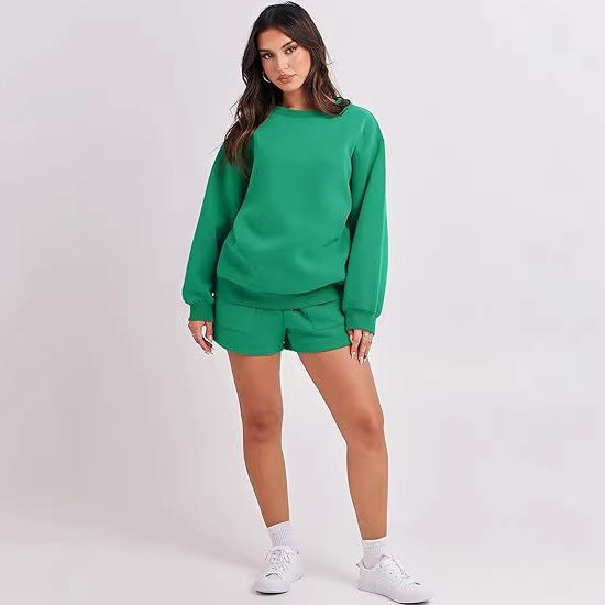 Sommerliches Damen Freizeit-Set: Bequemes Oversize Sweatshirt und passende High-Waist Shorts.