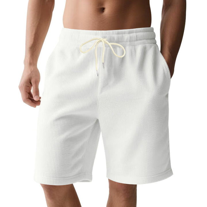Seitliche Ansicht der Herren Shorts, zeigt Seitentaschen und Länge.