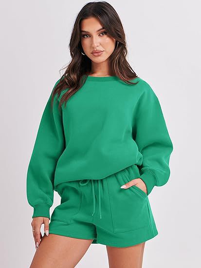 Komfortables Damen Oversize Sweatset: Lässiges Sweatshirt & High-Waist Shorts für Freizeit & Urlaub.