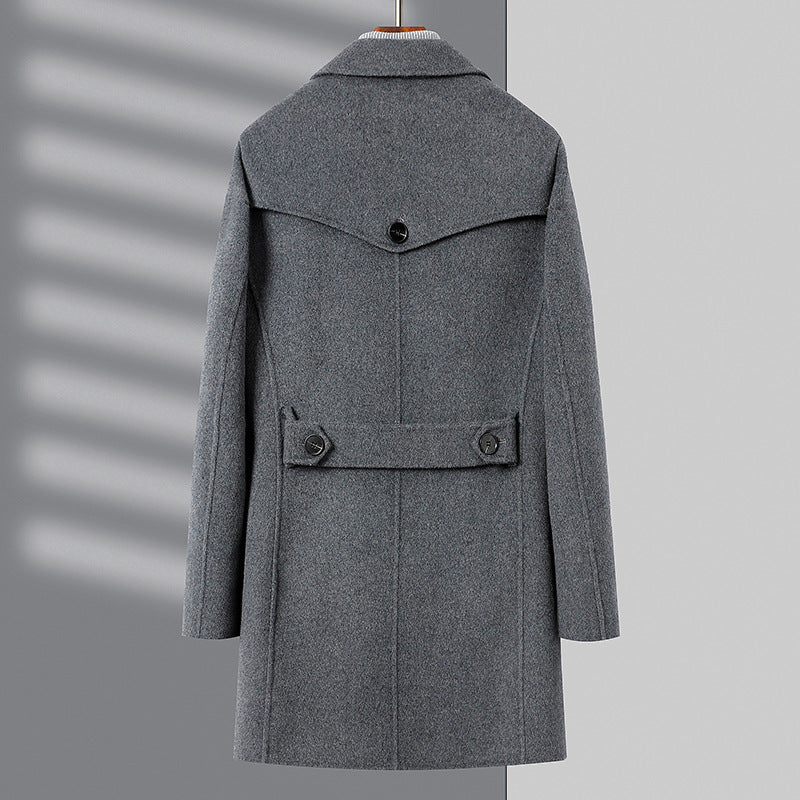 Schwarzer klassischer Herrenmantel, maßgeschneidert für Businessmode. Eleganter Wintermantel für stilvolle Auftritte.