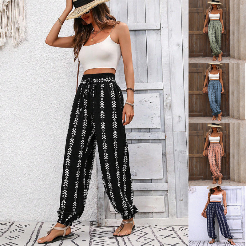 Damen Sommerhose mit buntem Ethno-Muster, lockerem Schnitt & bequemem Smokbund für Freizeit & Urlaub.