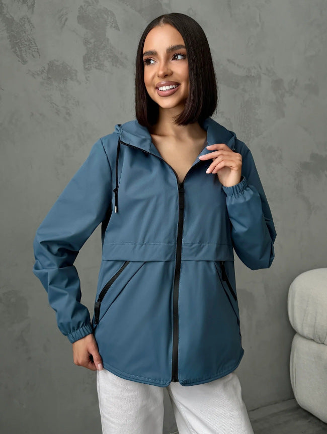 Kapuze der leichten Damen Outdoorjacke. Winddicht, schützt vor Wind und leichtem Regen.