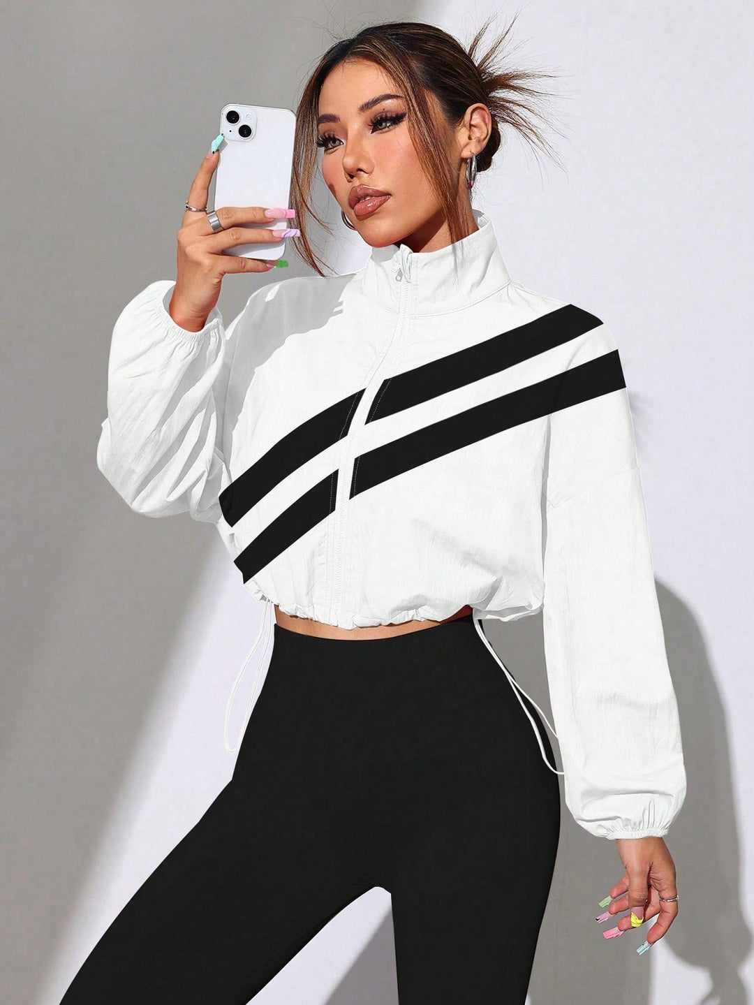 Damen Windbreaker im Cropped-Stil mit Stehkragen. Sportliche Freizeitjacke für den Übergang.