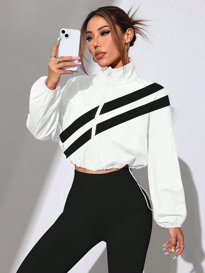 Damen Windbreaker im Cropped-Stil mit Stehkragen. Sportliche Freizeitjacke für den Übergang.