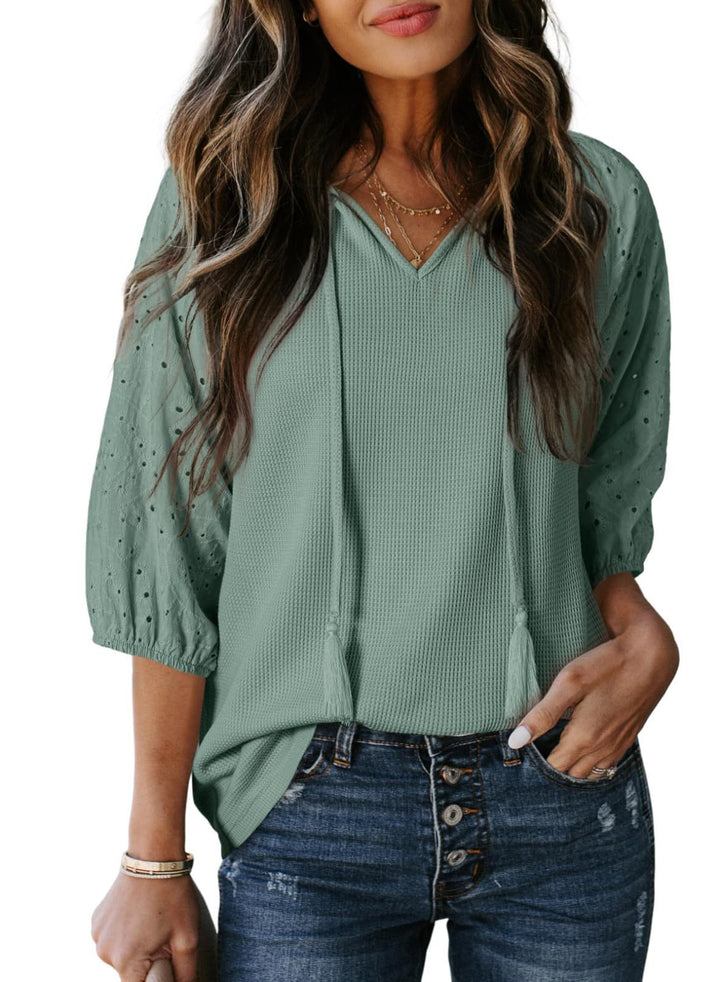 Hochwertiges Damen Waffelshirt mit V-Ausschnitt, detailreichen bestickten Puffärmeln & zarten Quasten.