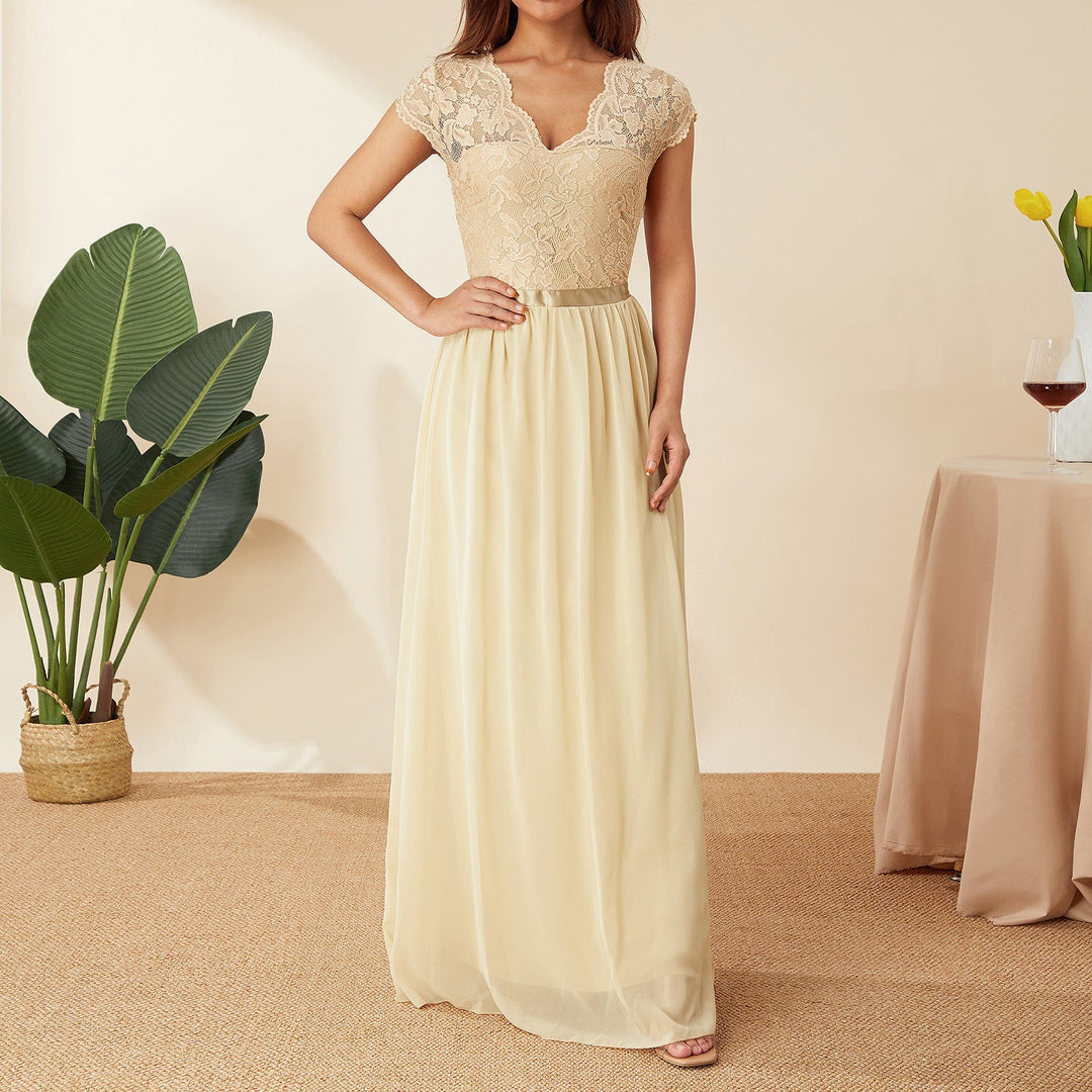 Zartes Spitzenkleid für Damen mit tiefem V-Ausschnitt, ein sommerlich-elegantes Anlasskleid.