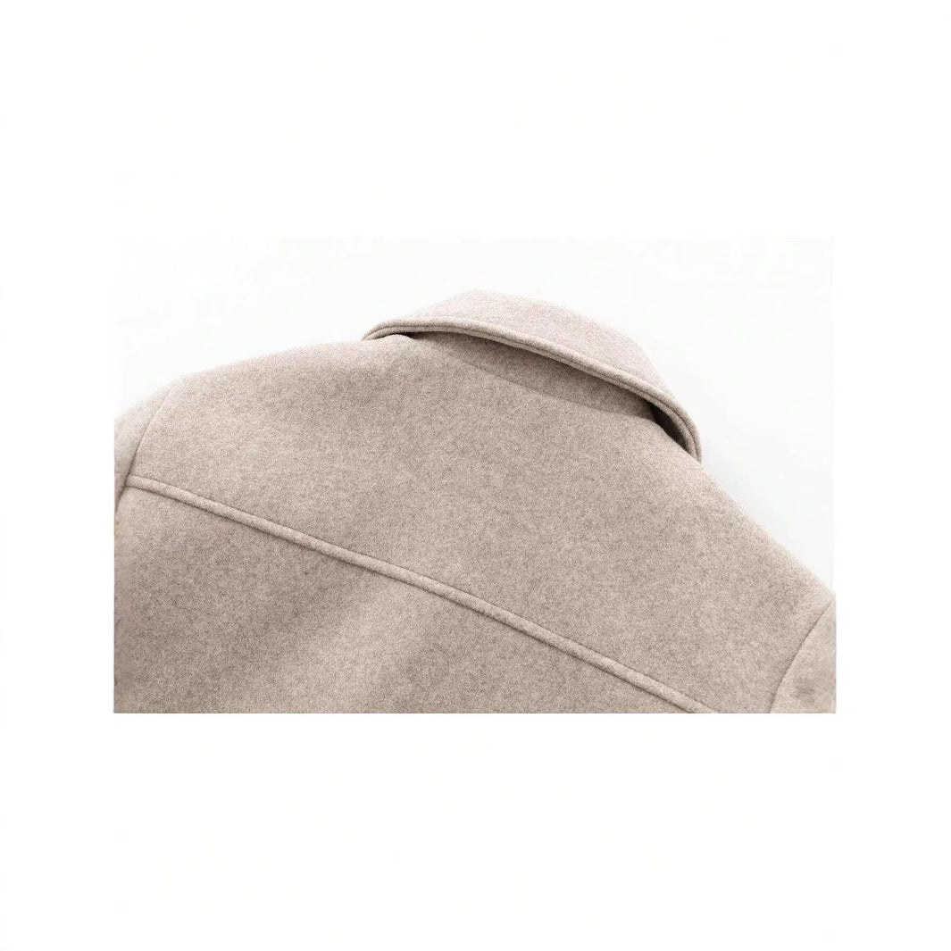 Rückenansicht der eleganten Damen Übergangsjacke Khaki, ideal für Frühling & Herbst, urbaner Look.