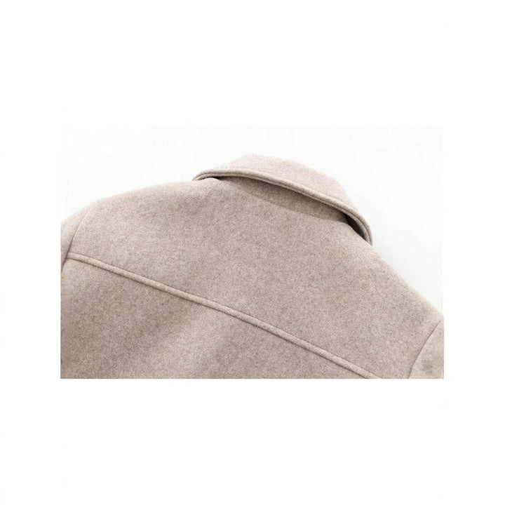 Rückenansicht der eleganten Damen Übergangsjacke Khaki, ideal für Frühling & Herbst, urbaner Look.