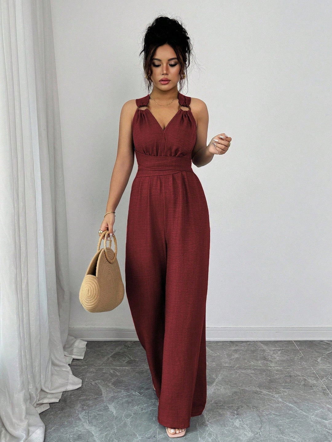 Stilvoller Damen Jumpsuit mit weitem Bein, V-Ausschnitt & tailliertem Gürtel. Eleganter Look für jede Gelegenheit.