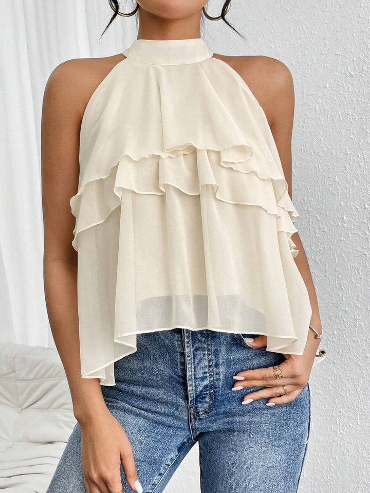 Nahaufnahme der Stoffstruktur und der eleganten Volantdetails am ärmellosen Damen Sommer-Top mit Stehkragen.