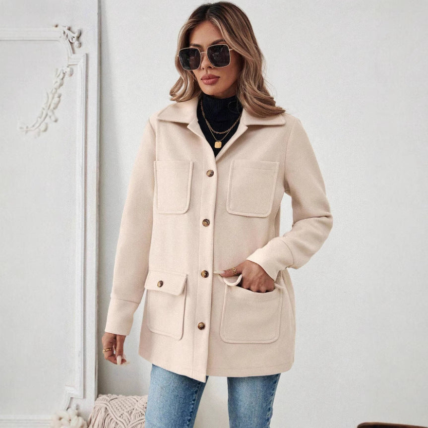 Stylische Damenjacke im Utility-Design, khaki-farben, mit Brusttaschen für Alltagskleidung.