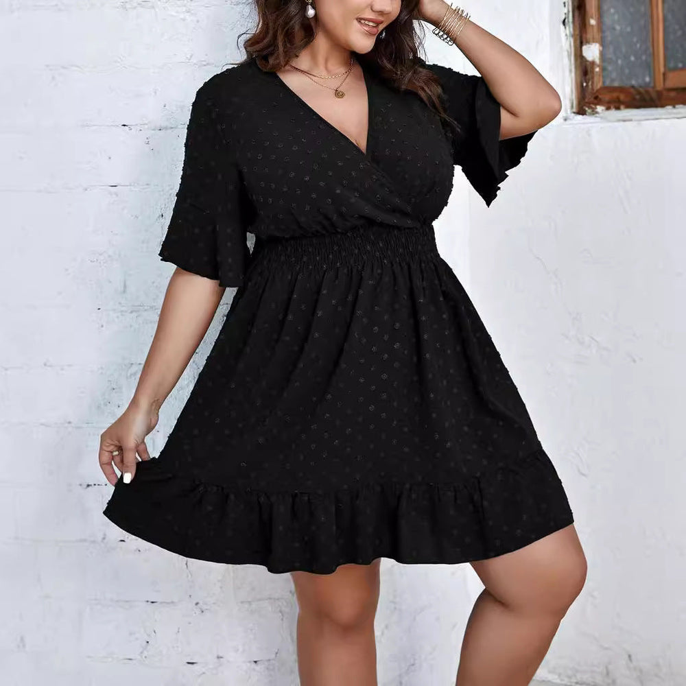 Figurschmeichelndes Damen Freizeitkleid, knielang, mit V-Ausschnitt & Volants. Ideal für warme Frühlingstage.