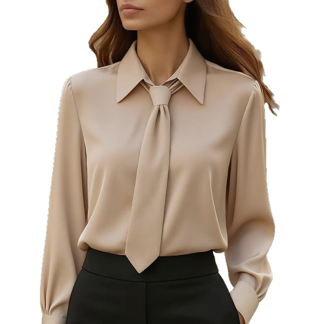Zeitlose Damen Business Bluse mit schickem Hemdkragen und einer feinen integrierten Schleife.