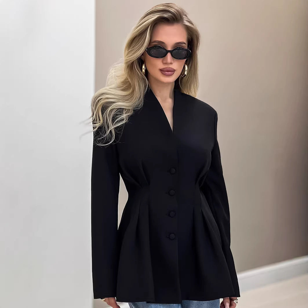 Dame trägt stilvolle Business Blazerjacke im Büro, perfekt für einen eleganten & professionellen Look.