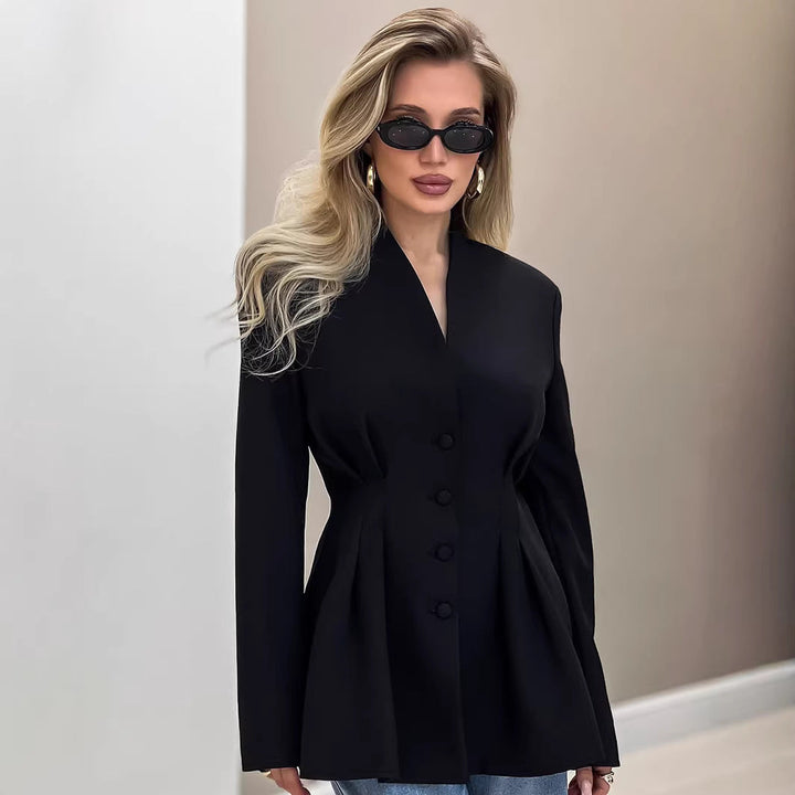 Dame trägt stilvolle Business Blazerjacke im Büro, perfekt für einen eleganten & professionellen Look.