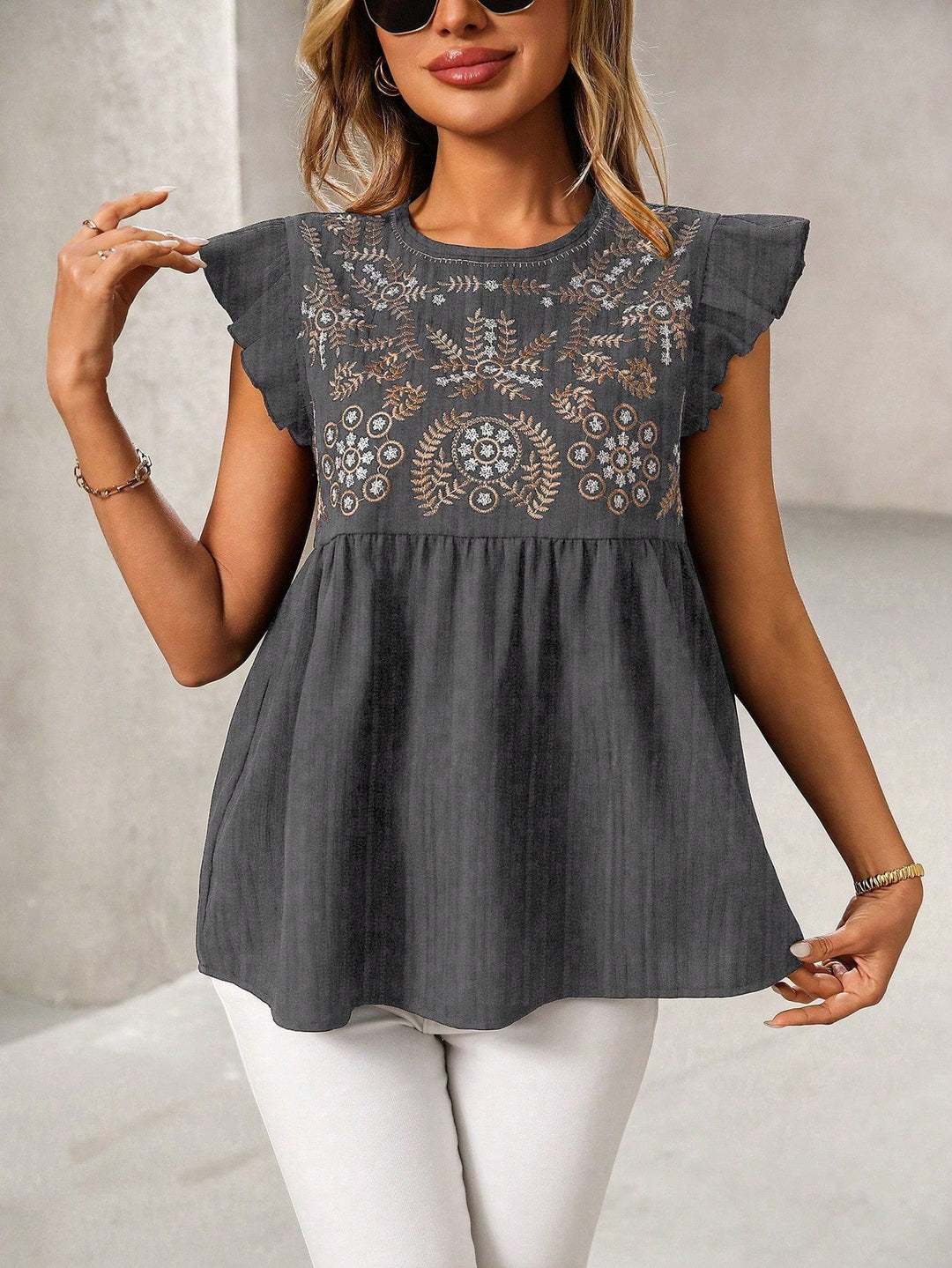 Weißes Damen Babydoll-Top mit Stickerei und Rüschenärmeln, lockere Passform für warmes Wetter.