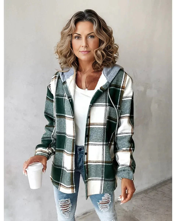 Lässige Damen Winterjacke mit Kapuze und Karomuster. Bequem und modisch zugleich.