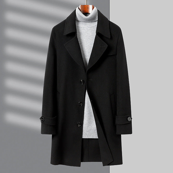 Stilvoller grauer Herrenmantel, maßgeschneidert für Herbst & Winter. Warme, klassische Oberbekleidung für elegante Looks.