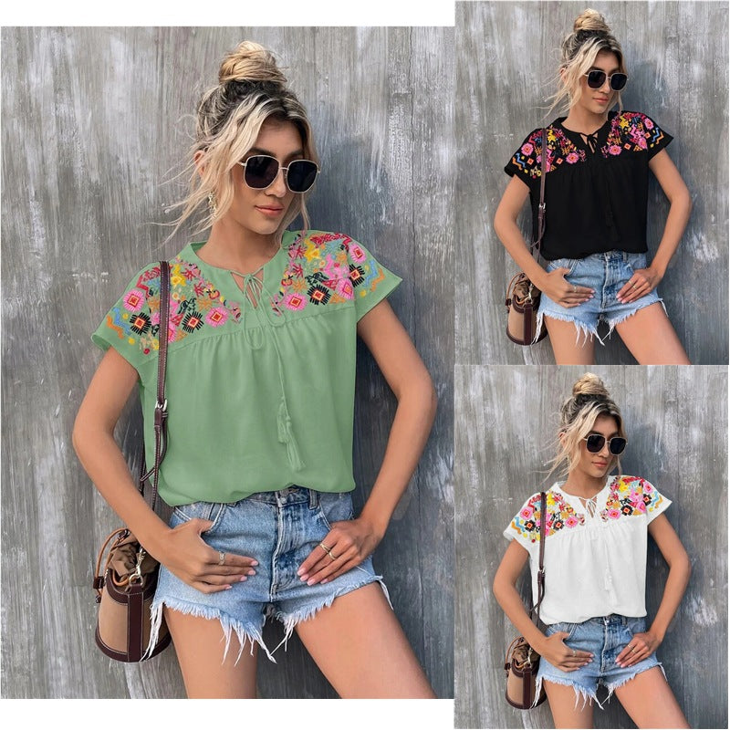 Damen Boho Kurzarm-Tunika mit bunten Stickereien & Quasten für den luftigen Sommerlook.