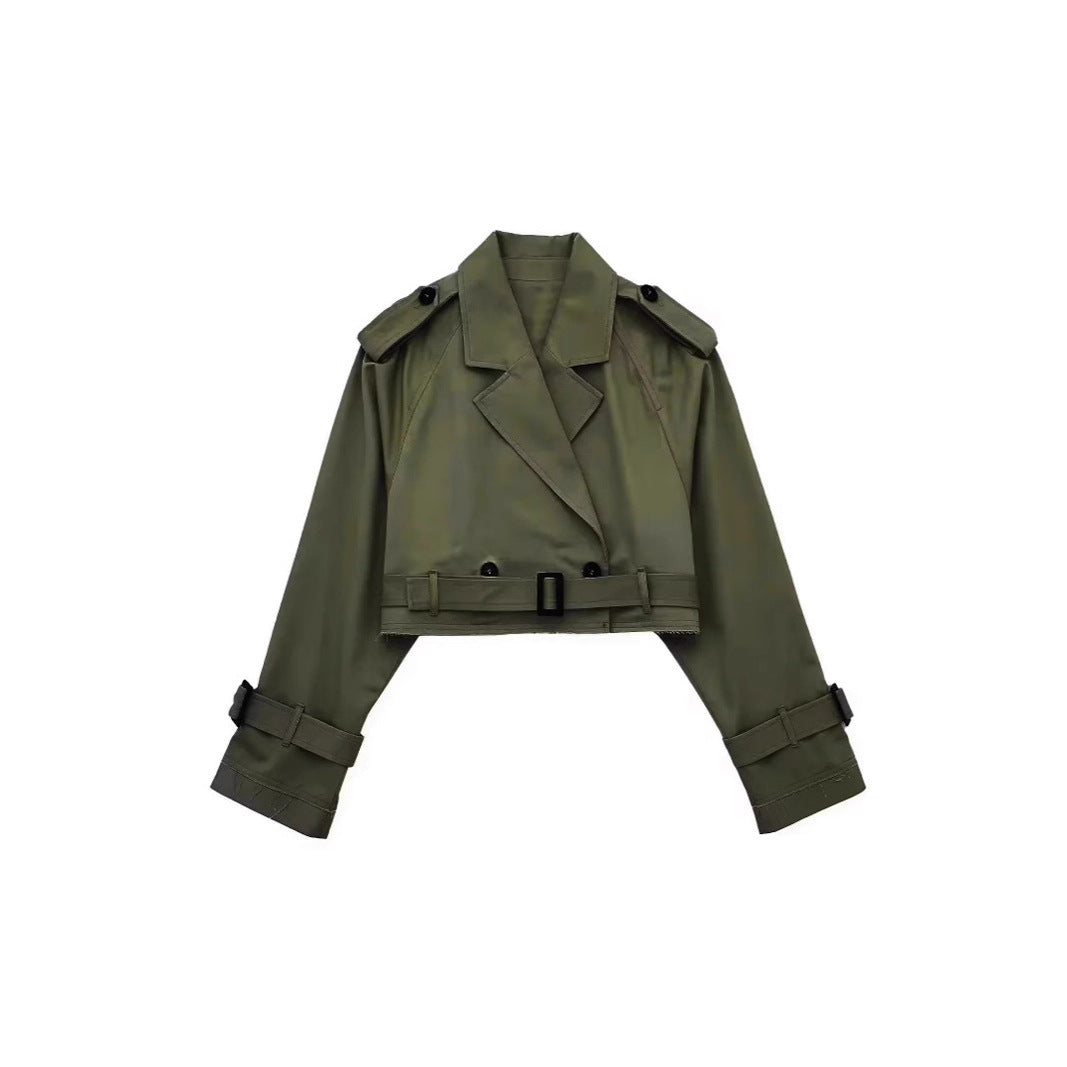 Seitliche Ansicht der modischen Damen Kurzjacke mit praktischen Eingrifftaschen, ideal für Frühling & Herbst.