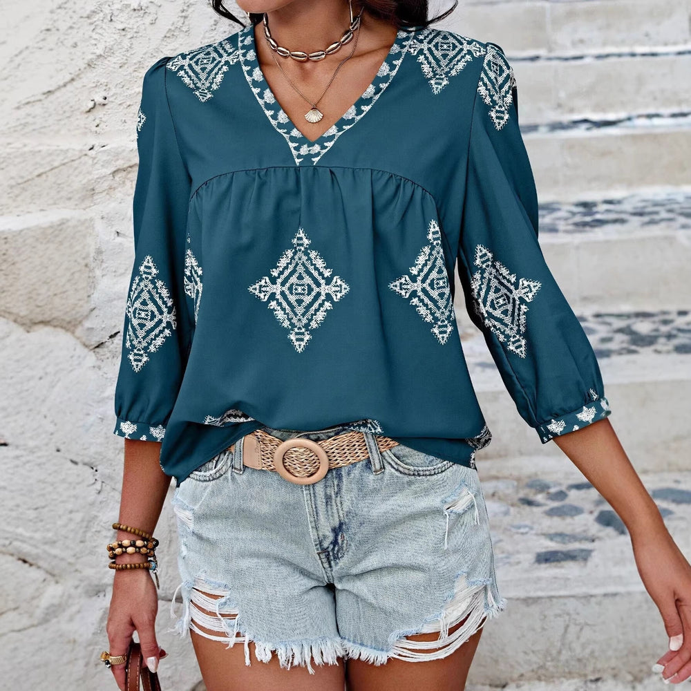 Bequeme Loose-Fit Damenbluse im Boho-Stil mit V-Ausschnitt & Dreiviertelärmeln, ideal für den Sommer.