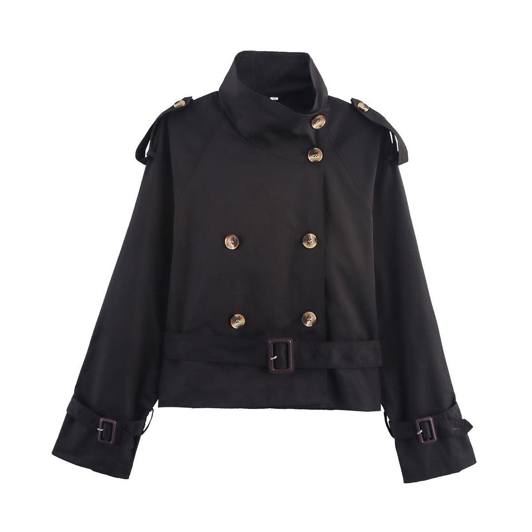 Kurze Damen Übergangsjacke im Trenchcoat-Stil mit Gürtel, moderne Frauenmode für einen stilvollen Auftritt.