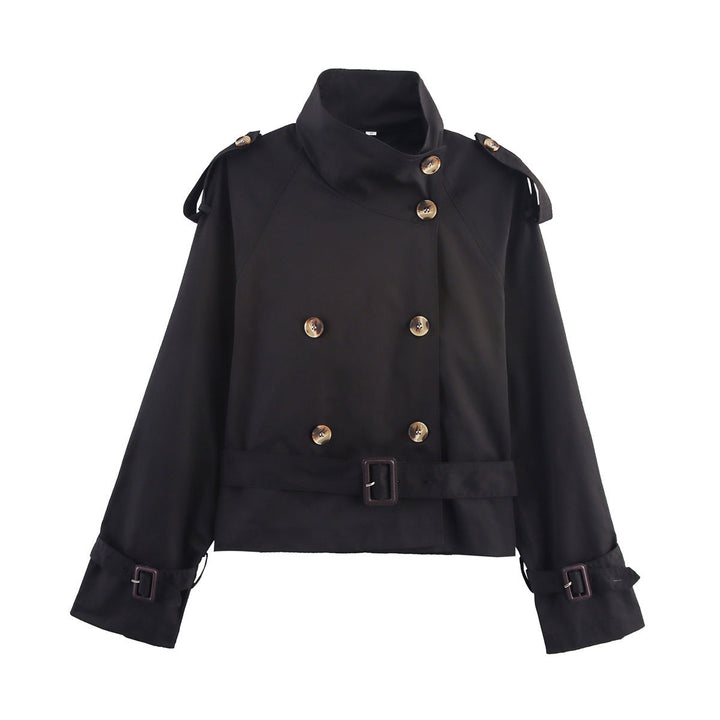 Kurze Damen Übergangsjacke im Trenchcoat-Stil mit Gürtel, moderne Frauenmode für einen stilvollen Auftritt.