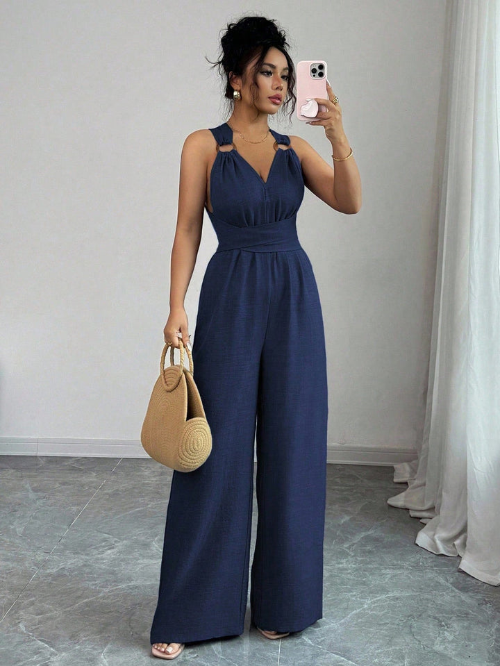 Schicker Damen Jumpsuit mit weitem Bein, Taillengürtel & V-Ausschnitt. Eine elegante Wahl für moderne Frauen.