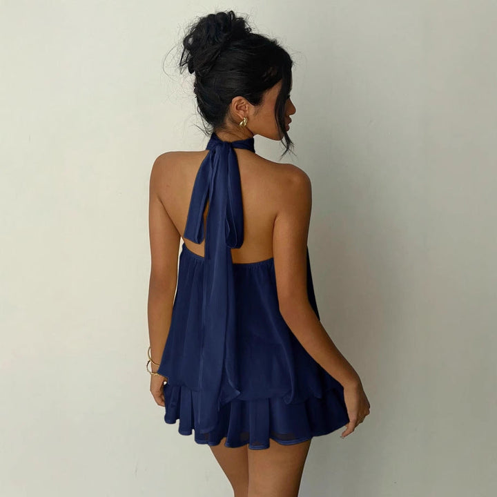 Festlicher Kurzoverall für Damen: Ärmellos, Stehkragen, elegante Stufen-Shorts. Ideal für Partys.