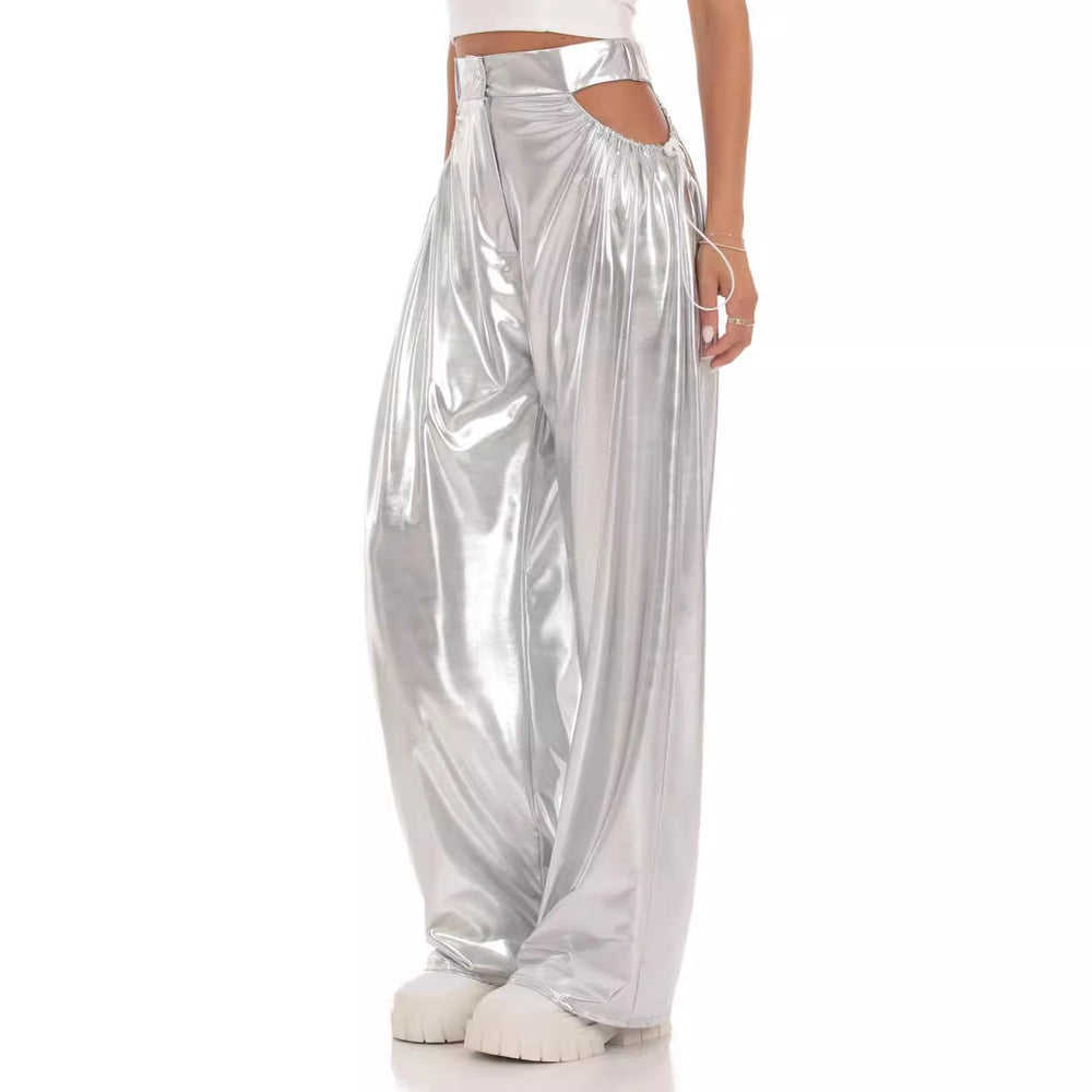 Silber glänzende High-Waist Damenhose mit weitem Baggy-Schnitt und sexy Cut-Outs. Modische Statement-Hose.
